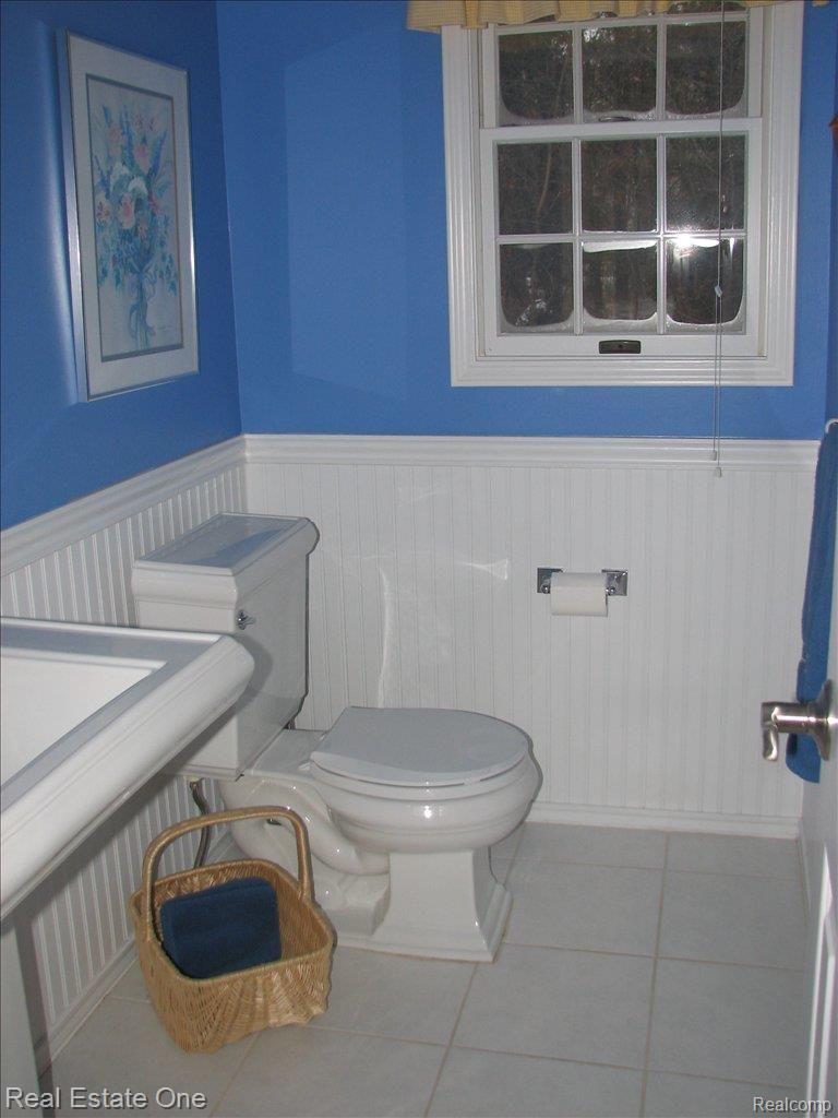 3346 Landview Drive Rochester, MI 48306 - Photo 11 of 20 Powder Room