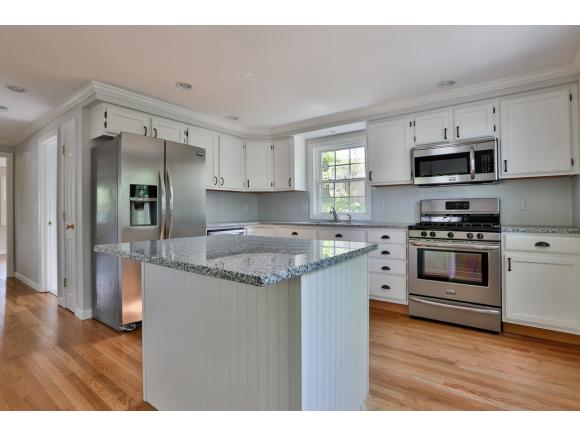 6 Syracuse Road Nashua, NH 03064 - Photo 12 of 26