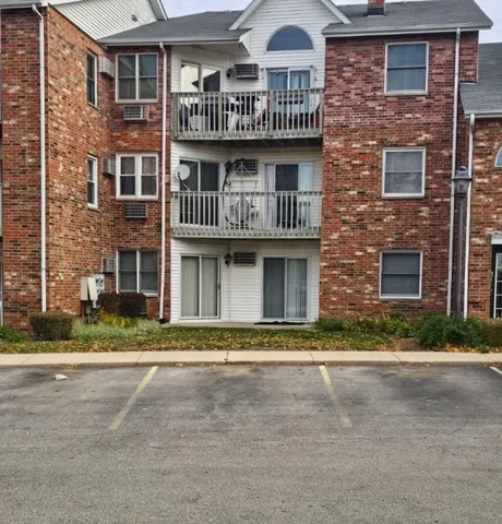 $185,000 | 4304 West Shamrock Lane, Unit 1A, McHenry, IL 60050
