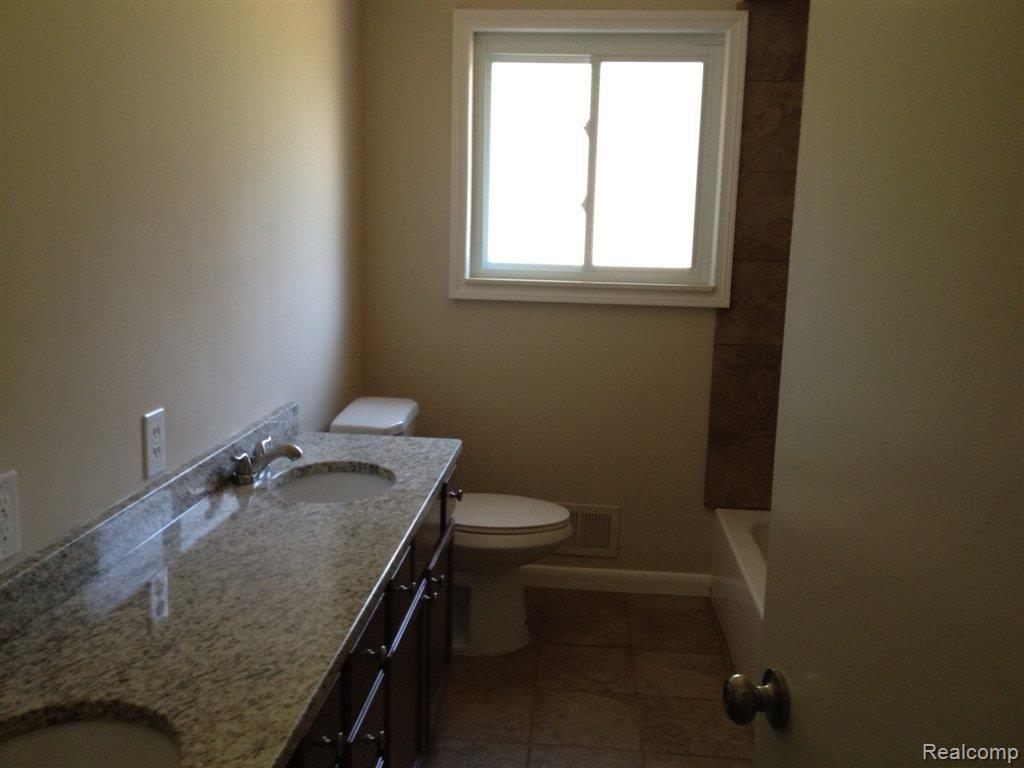 475 Nesbit Lane Rochester, MI 48309 - Photo 9 of 21 Bathroom 1