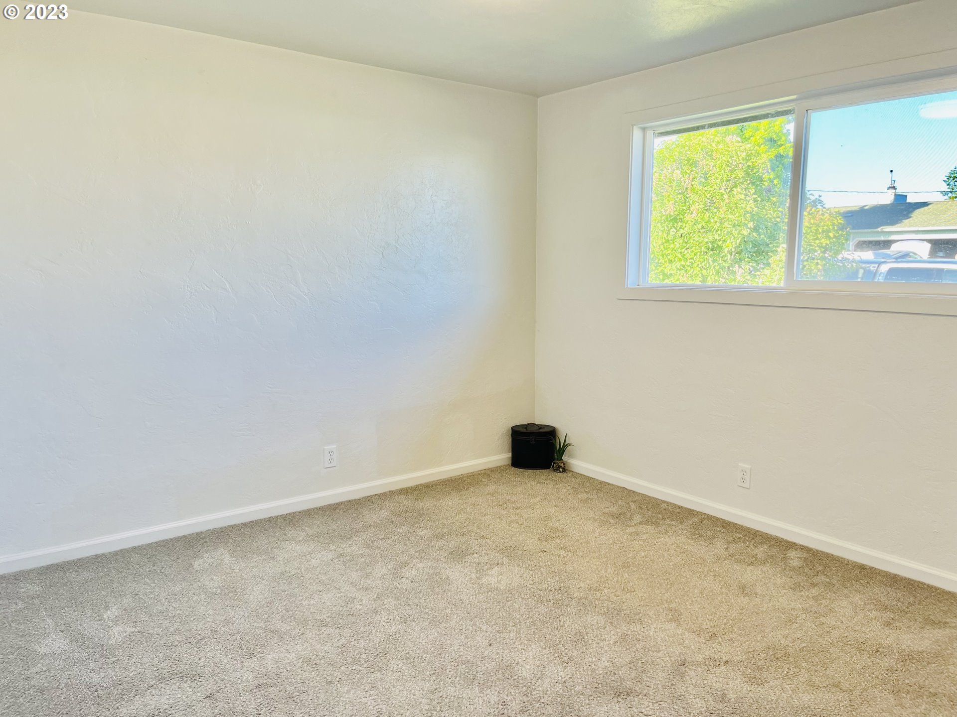 444 40th Street Springfield, OR 97478 - Photo 9 of 16 an empty room with a window