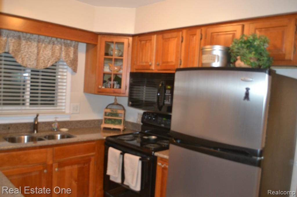 1683 Dennett Lane Rochester, MI 48307 - Photo 5 of 25 All Kitchen Appliances Included