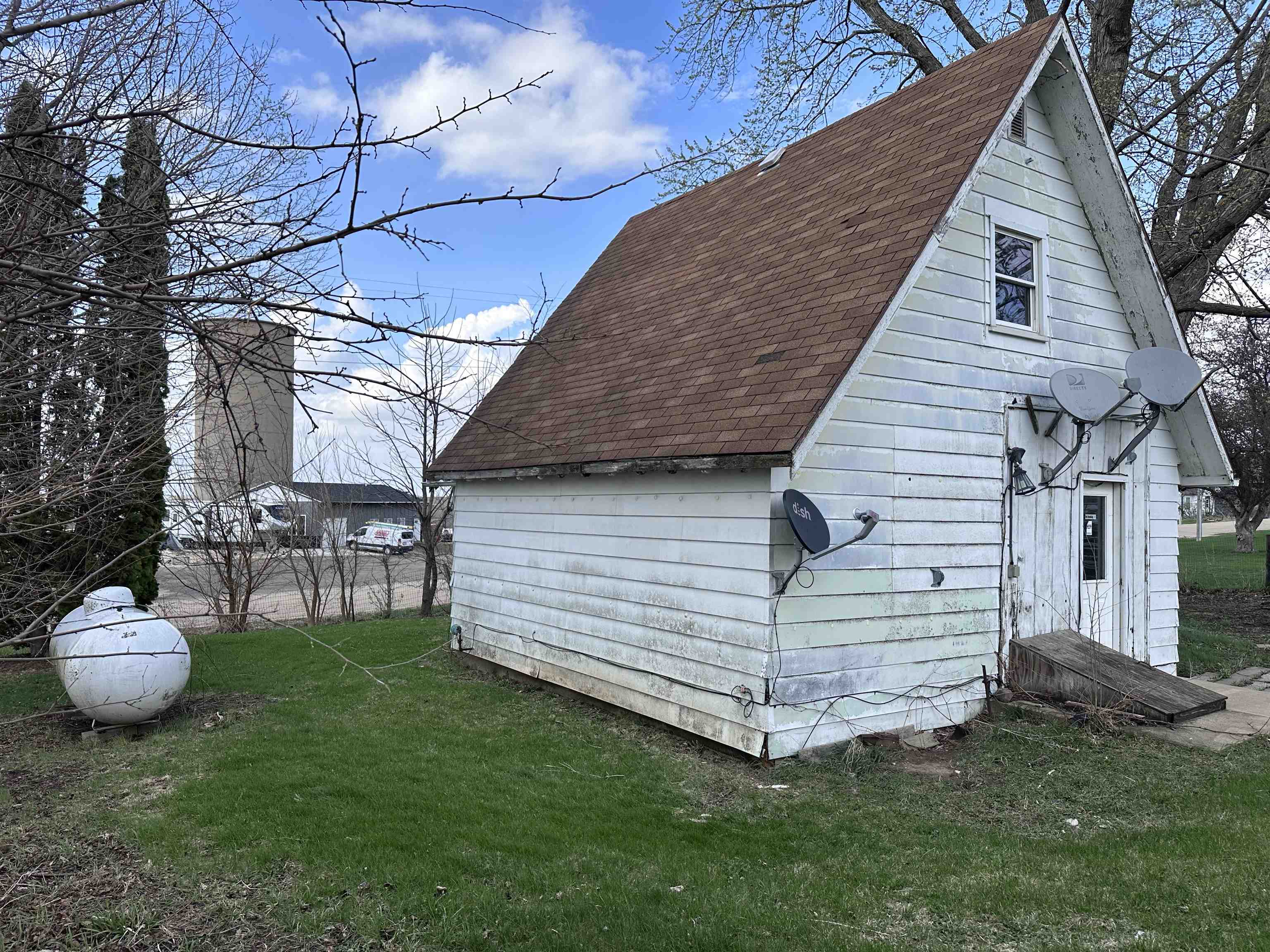 2855 West Florence Road Freeport, IL 61032 - Photo 2 of 13 a view of a back yard of the house