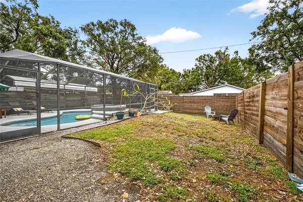 a view of a backyard