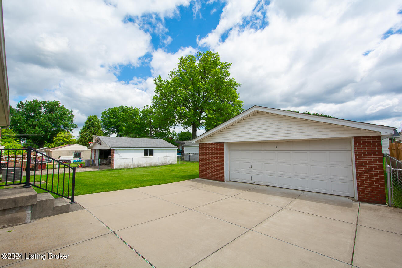 4105 Wimpole Road Louisville, KY 40218 - Photo 40 of 43 Garage
