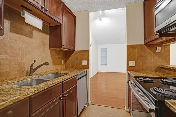 $2,000 | 2301 North Congress Avenue, Unit 27, Boynton Beach, FL 33426