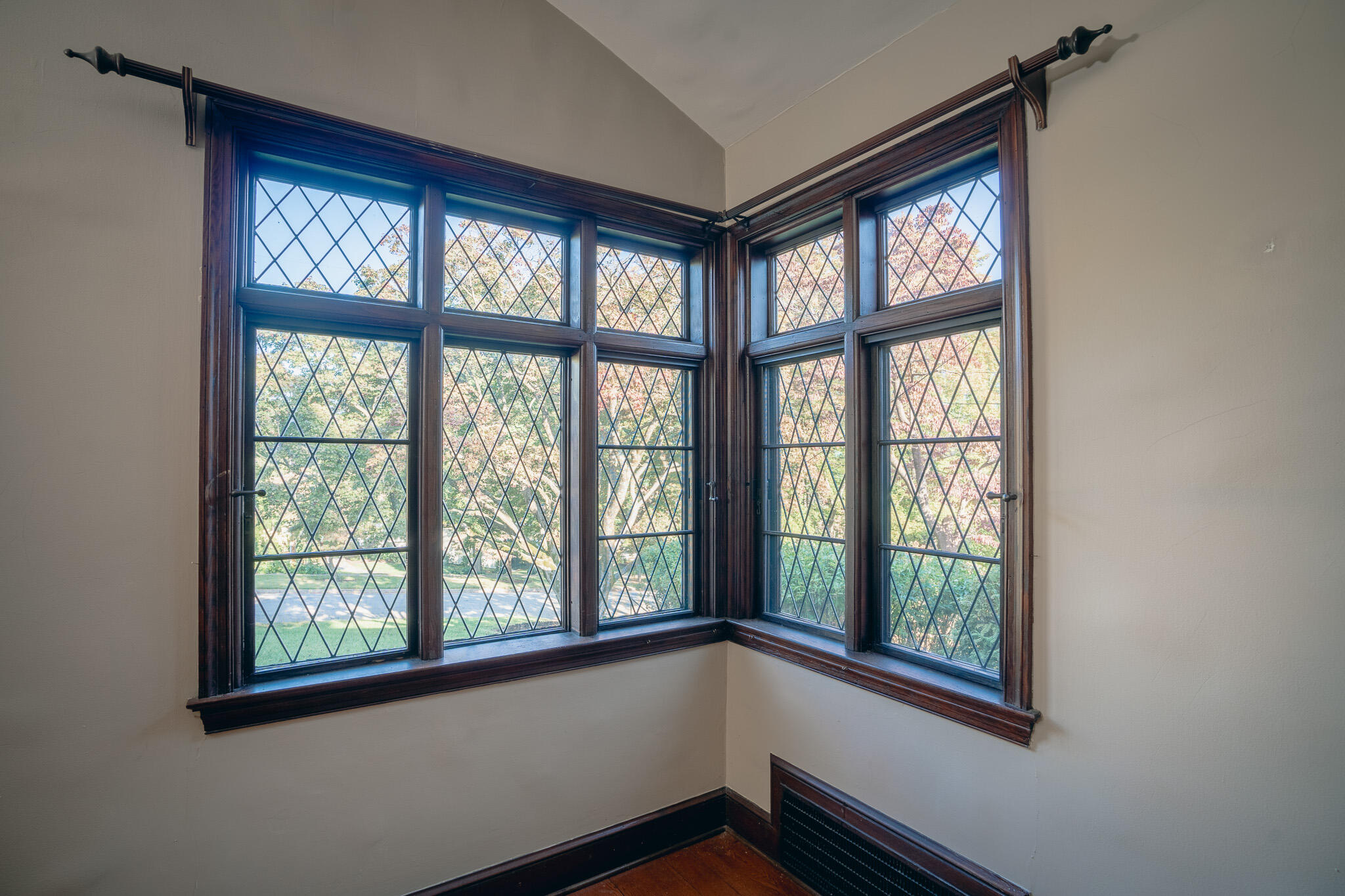 2632 Richelieu Avenue Southwest Roanoke, VA 24014 - Photo 12 of 61 Traditional Beveled windows