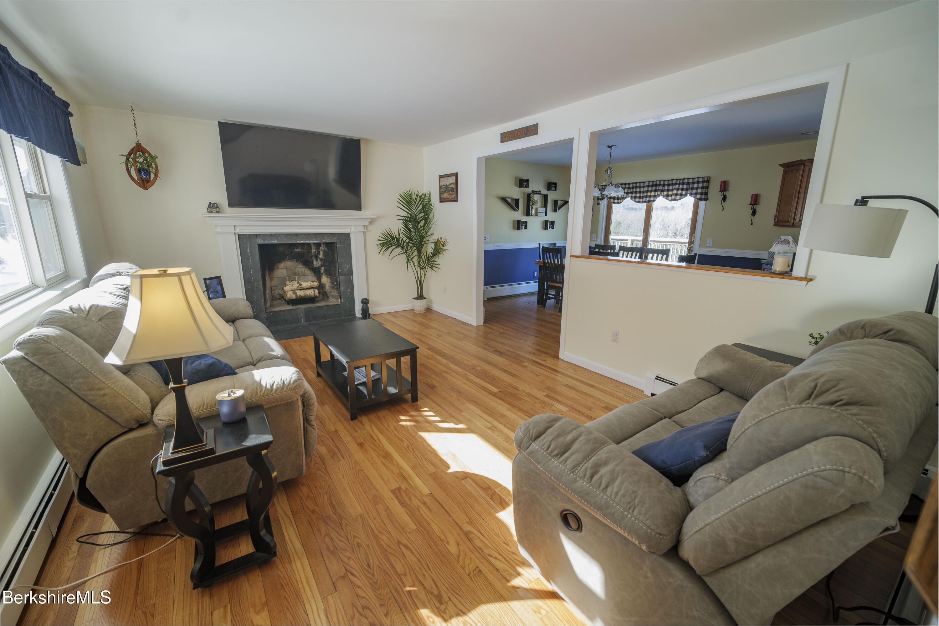 582 East New Lenox Road Pittsfield, MA 01201 - Photo 2 of 22 Living room