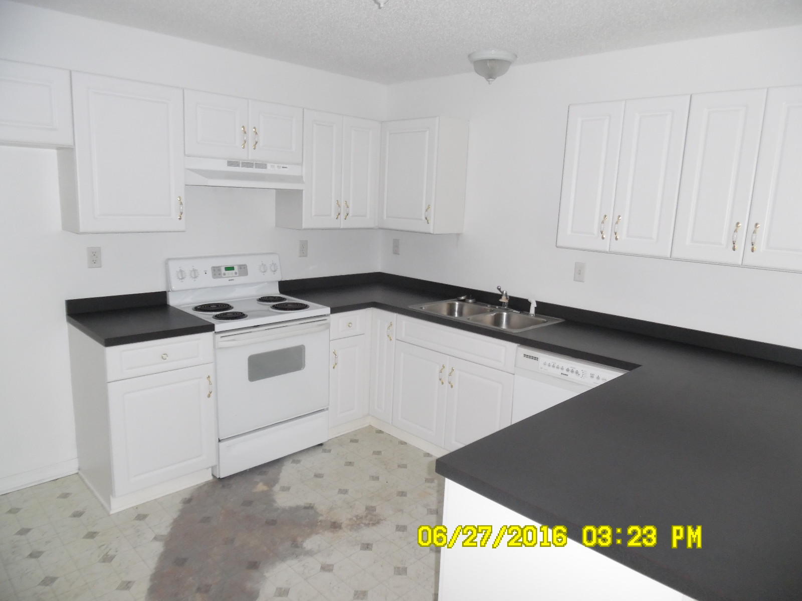 4759 Balboa Road Crestview, FL 32539 - Photo 6 of 9 Kitchen