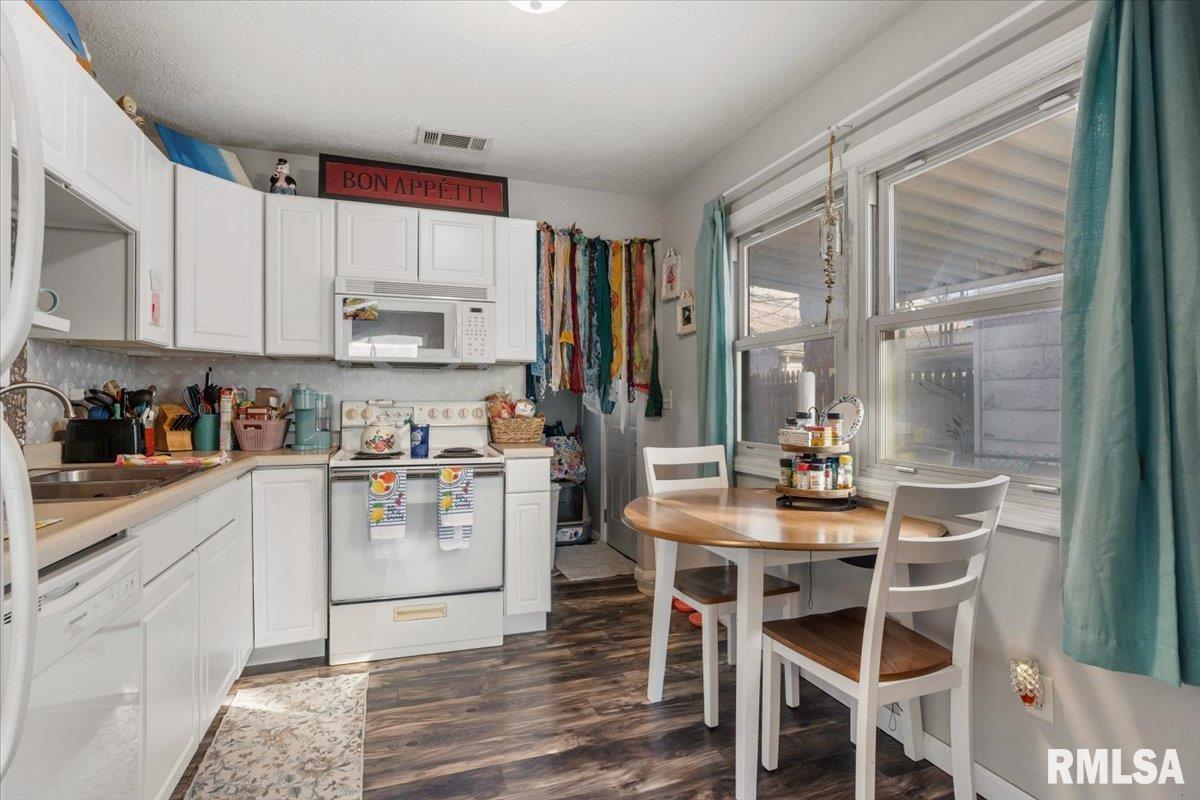 2277 East Converse Street Grandview, IL 62702 - Photo 9 of 24