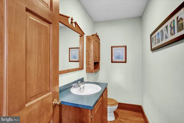 a view of a livingroom with furniture and a ceiling fan