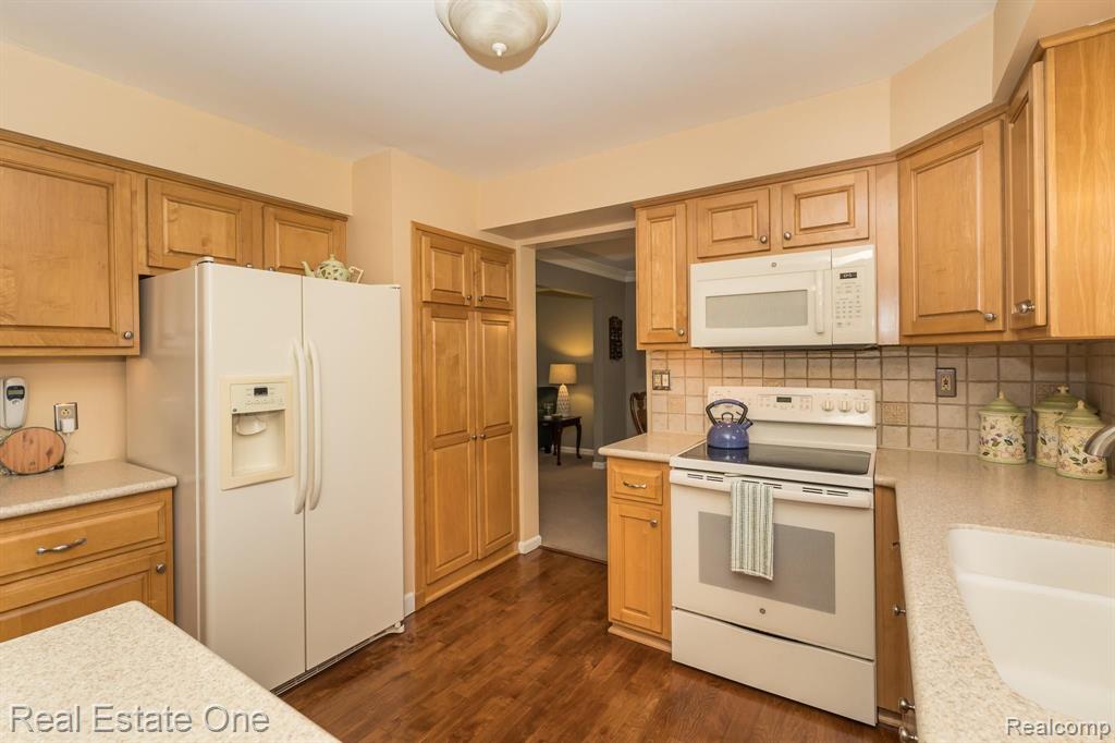 3028 Baypoint Drive Rochester Hills, MI 48309 - Photo 10 of 40