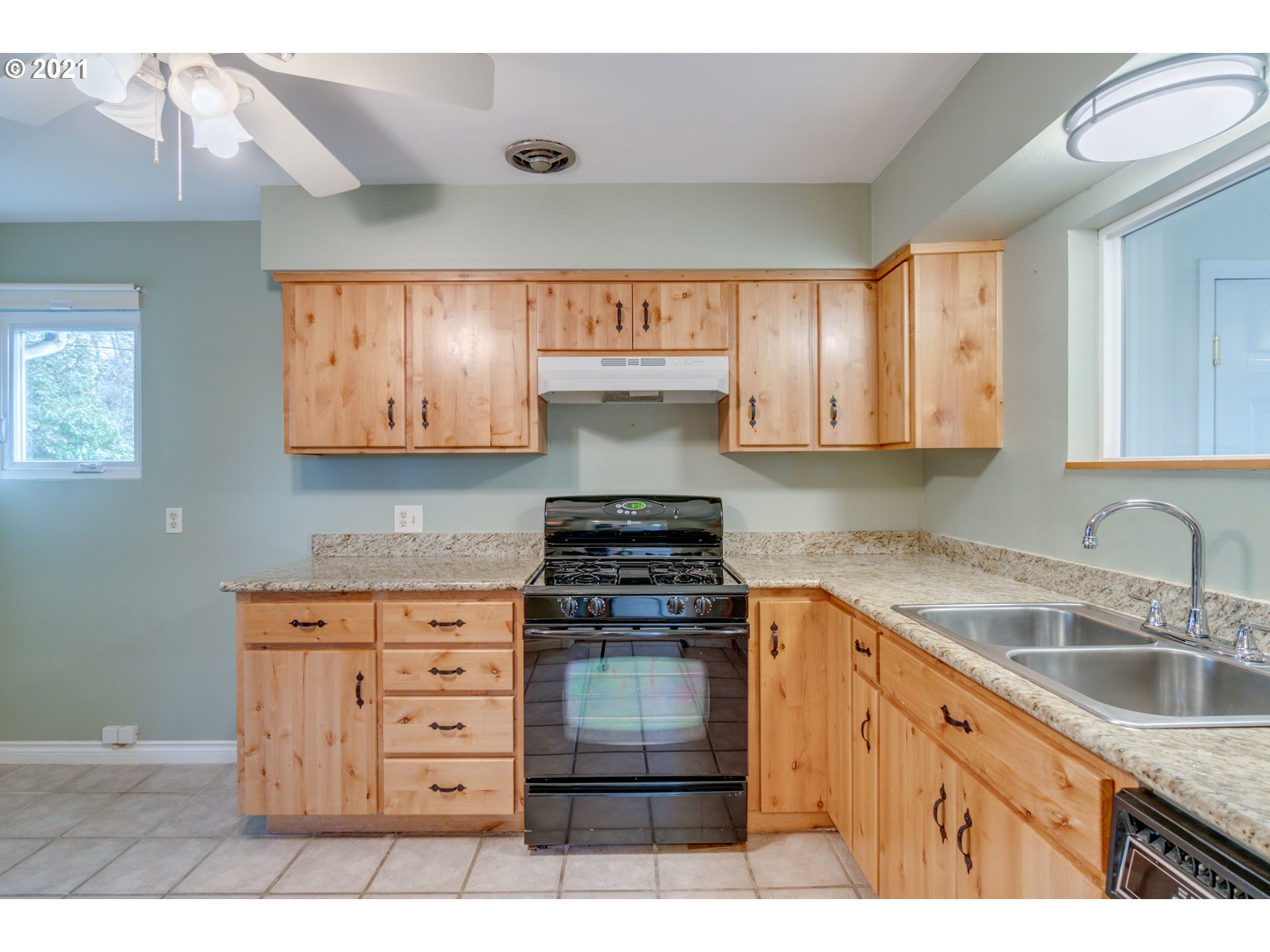 6246 Southwest Taylors Ferry Road Portland, OR 97219 - Photo 12 of 32 Gallery Image 12