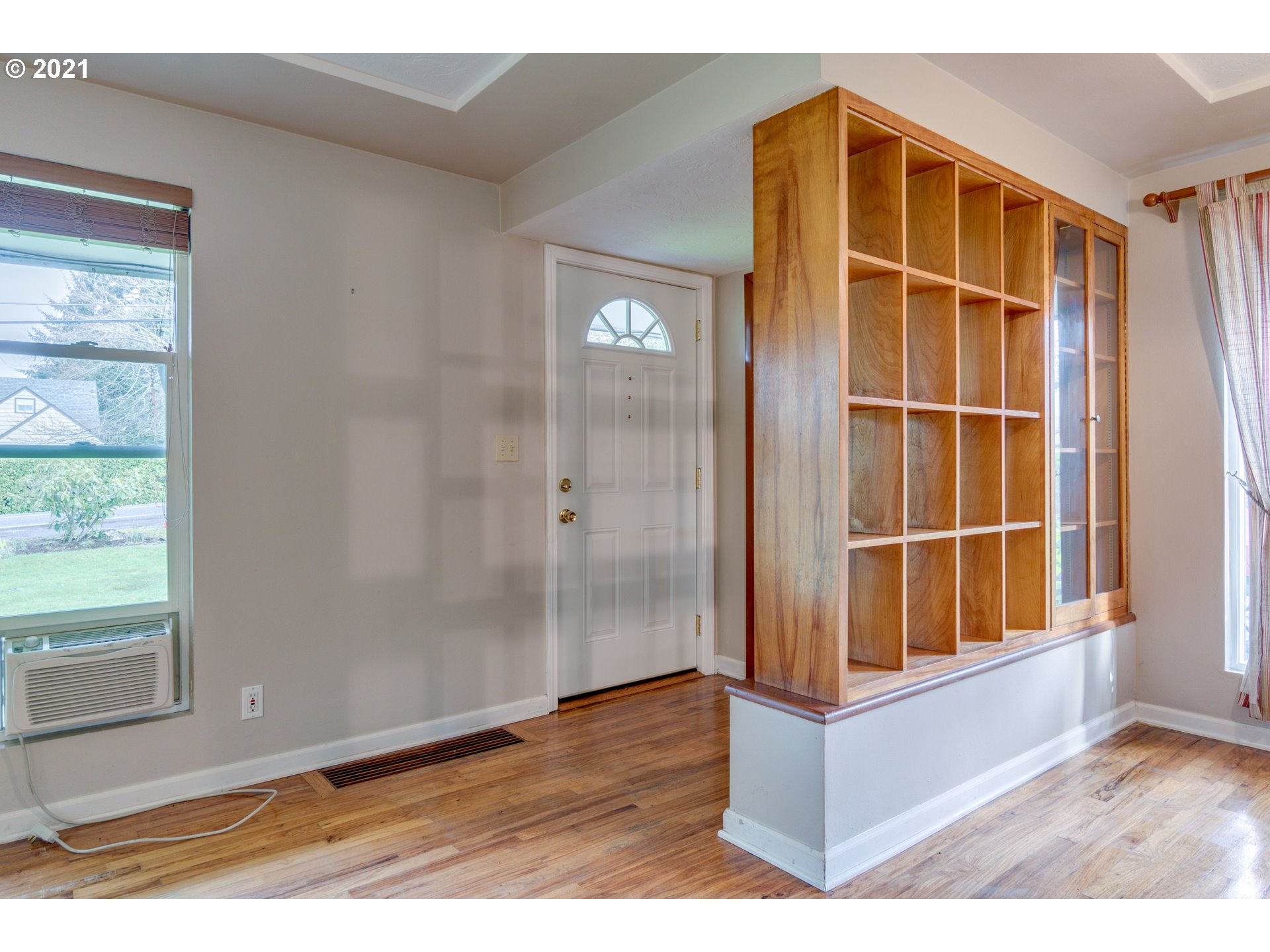 6246 Southwest Taylors Ferry Road Portland, OR 97219 - Photo 4 of 32 Gallery Image 4