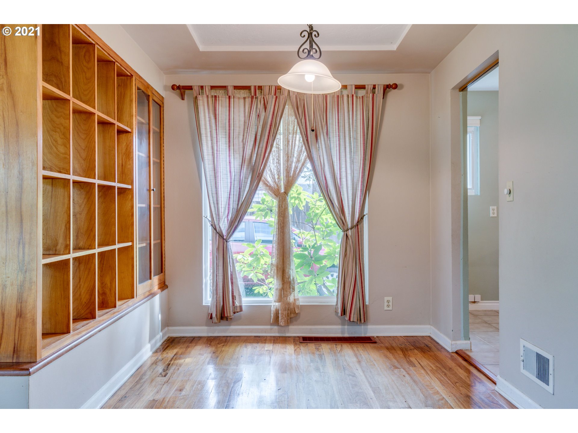 6246 Southwest Taylors Ferry Road Portland, OR 97219 - Photo 9 of 32 Gallery Image 9