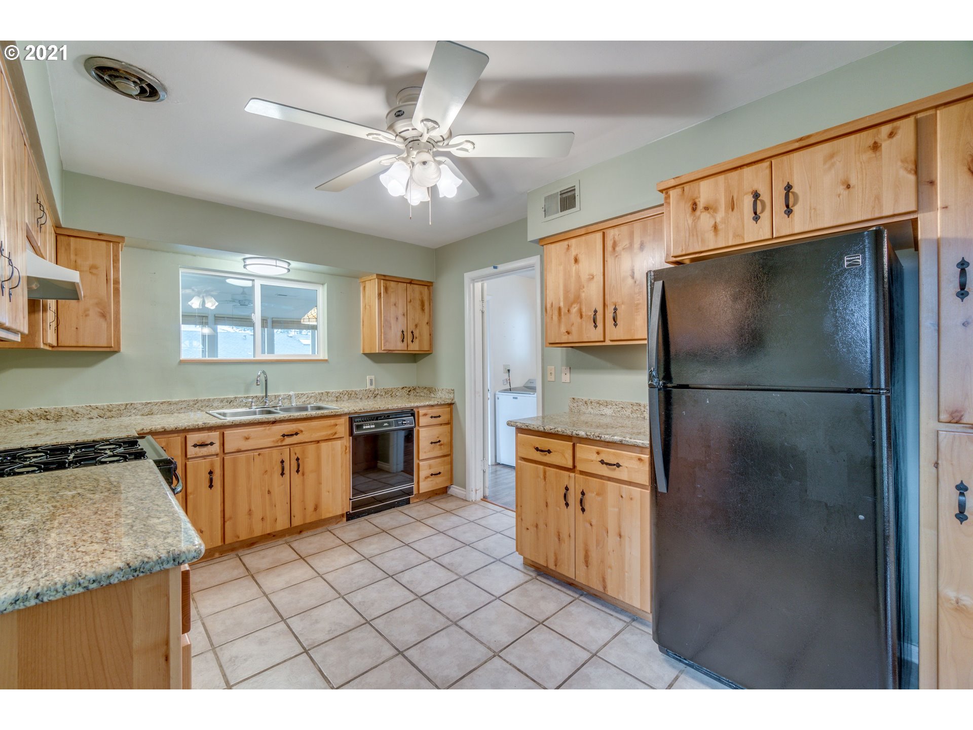 6246 Southwest Taylors Ferry Road Portland, OR 97219 - Photo 10 of 32 Gallery Image 10