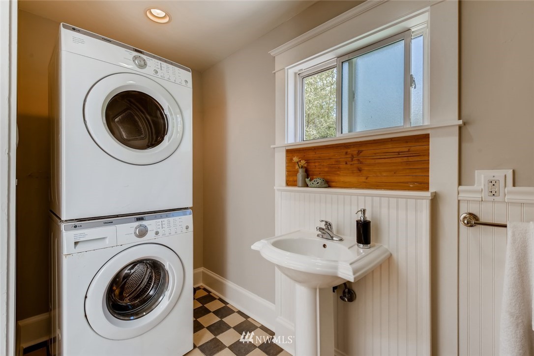 117 24th Avenue Seattle, WA 98122 - Photo 31 of 39 a utility room with dryer and washer
