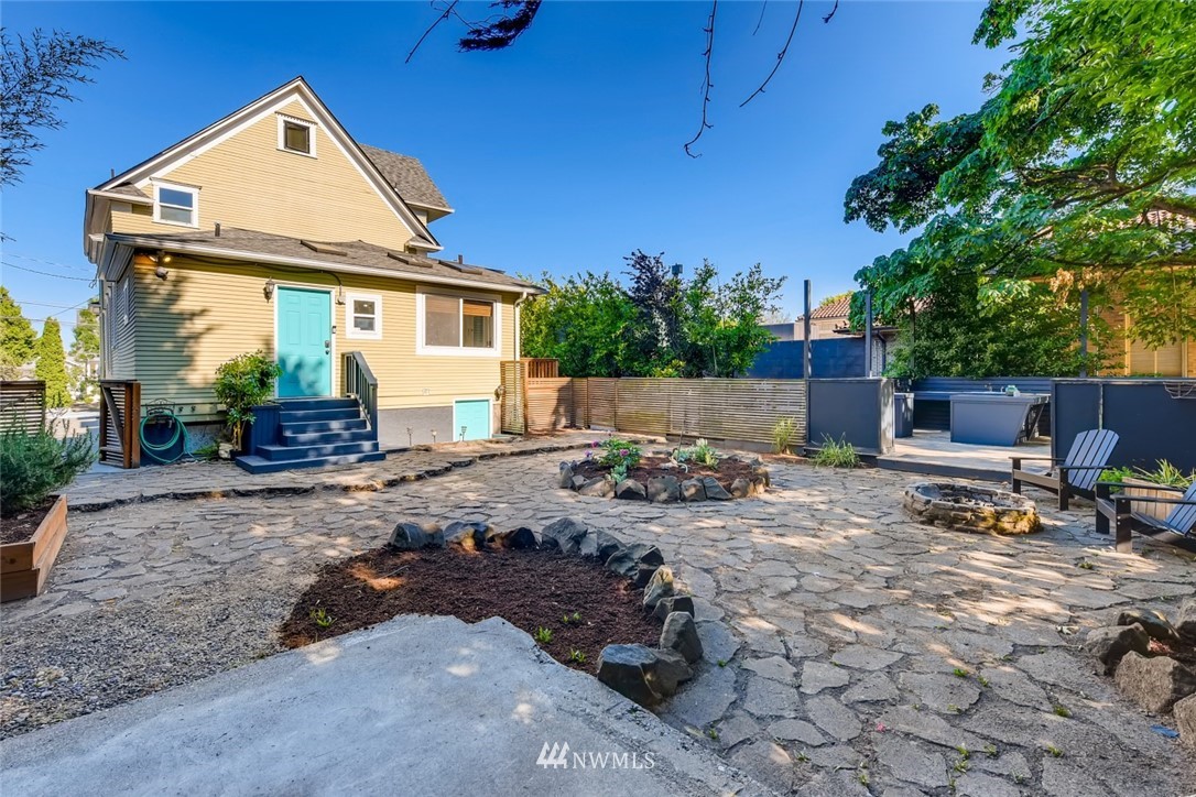 117 24th Avenue Seattle, WA 98122 - Photo 35 of 39 a front view of a house with sitting area