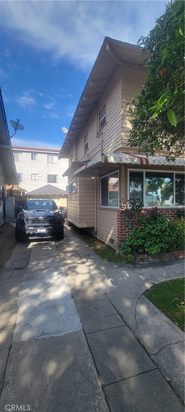 411 East 8th Street Long Beach, CA 90813 - Photo 9 of 10 Driveway