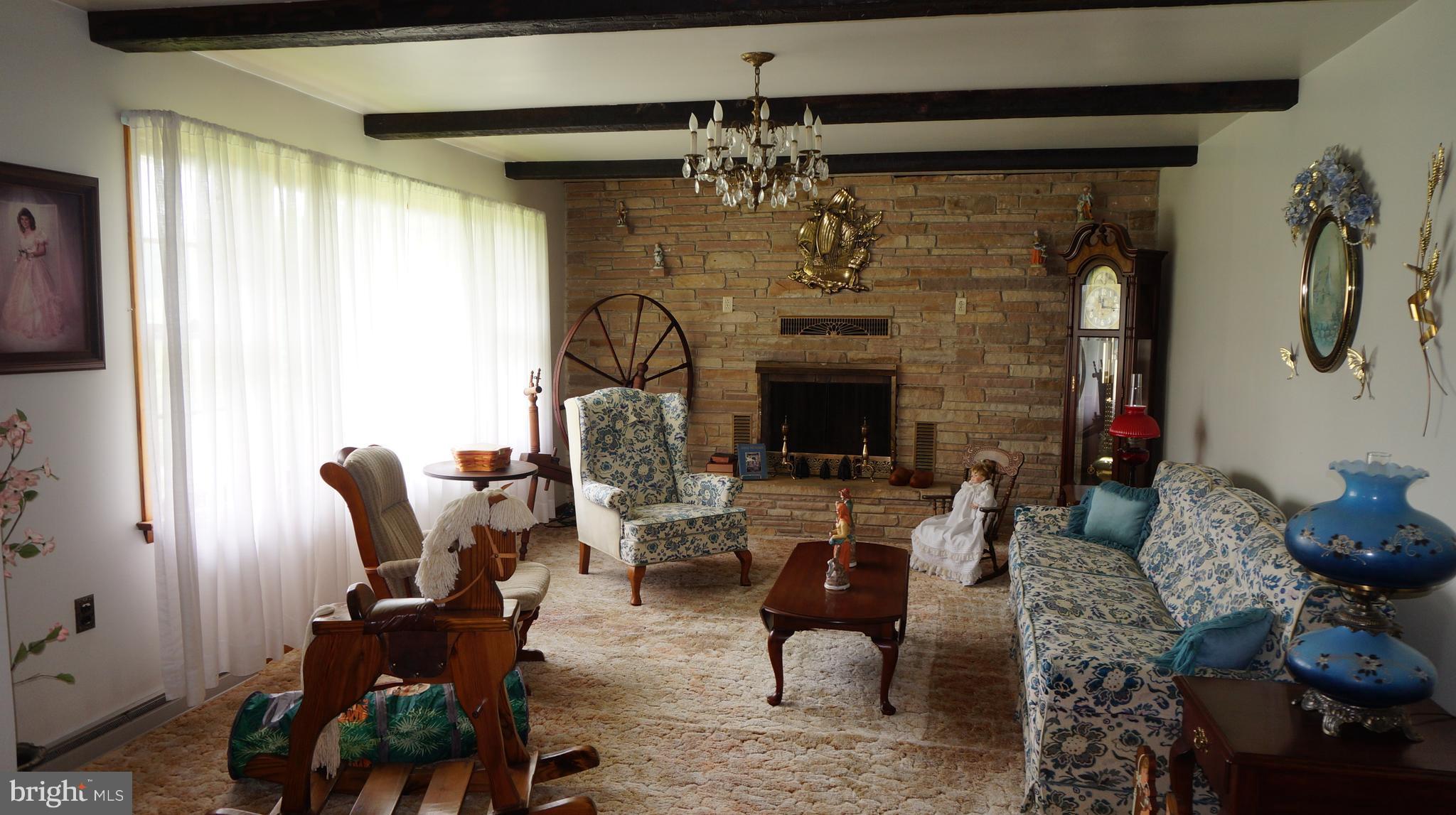 318 Cross Road Berkeley Springs, WV 25411 - Photo 6 of 16 Living Room