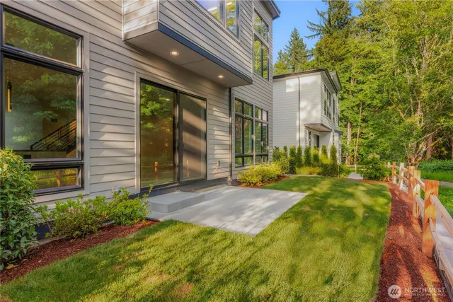 a view of backyard of the house