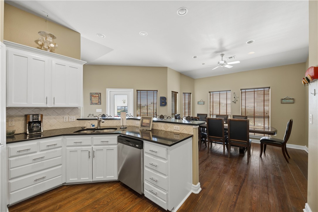 227 Windjammer Road Rockport, TX 78382 - Photo 15 of 40