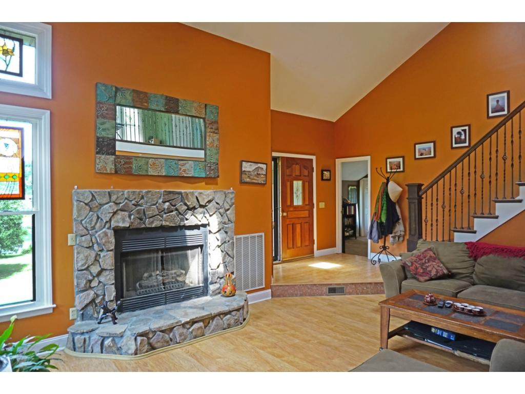 312 South Austin Springs Road Johnson City, TN 37601 - Photo 2 of 27 Living Room