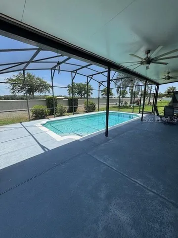 a view of a backyard