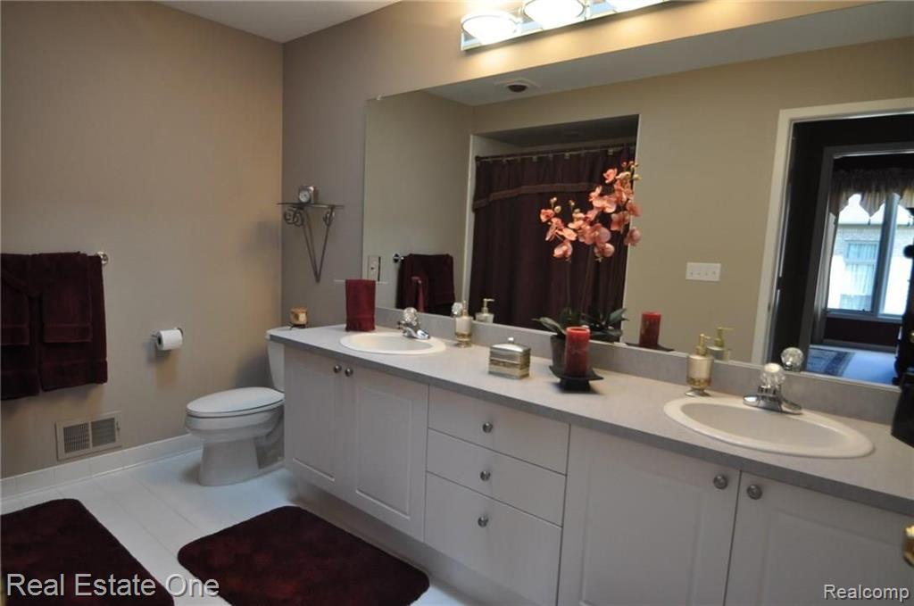 1958 Rainbow Drive Rochester Hills, MI 48306 - Photo 24 of 36
