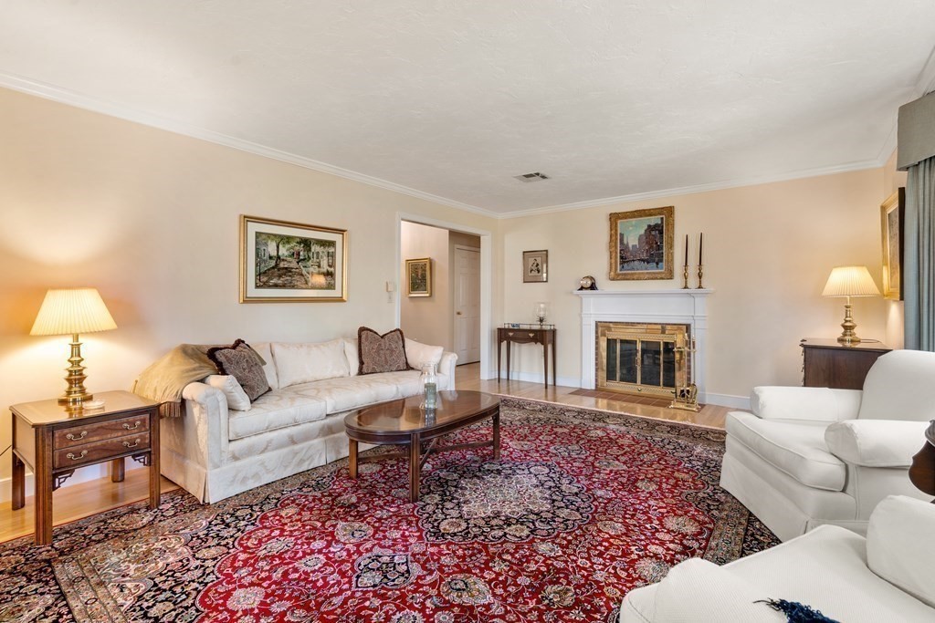 342 Linden Street Wellesley, MA 02481 - Photo 4 of 41