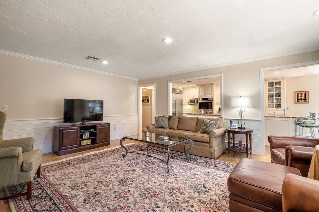 342 Linden Street Wellesley, MA 02481 - Photo 9 of 41