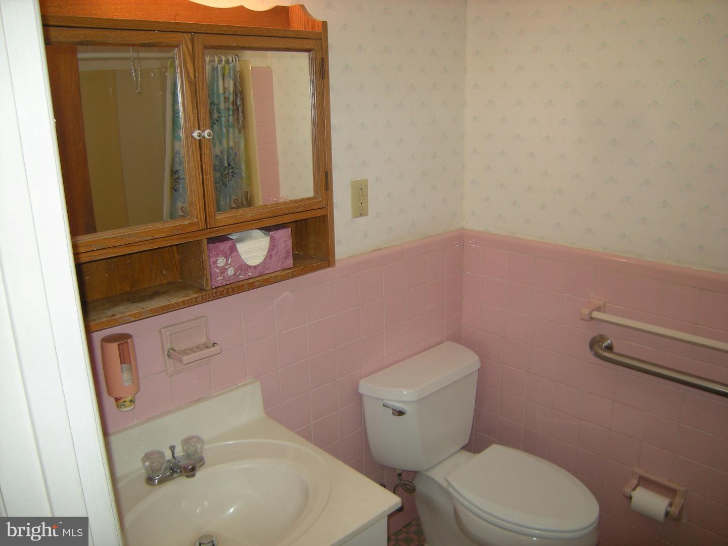 8807 Blue Grass Road Philadelphia, PA 19152 - Photo 17 of 25 Bathroom