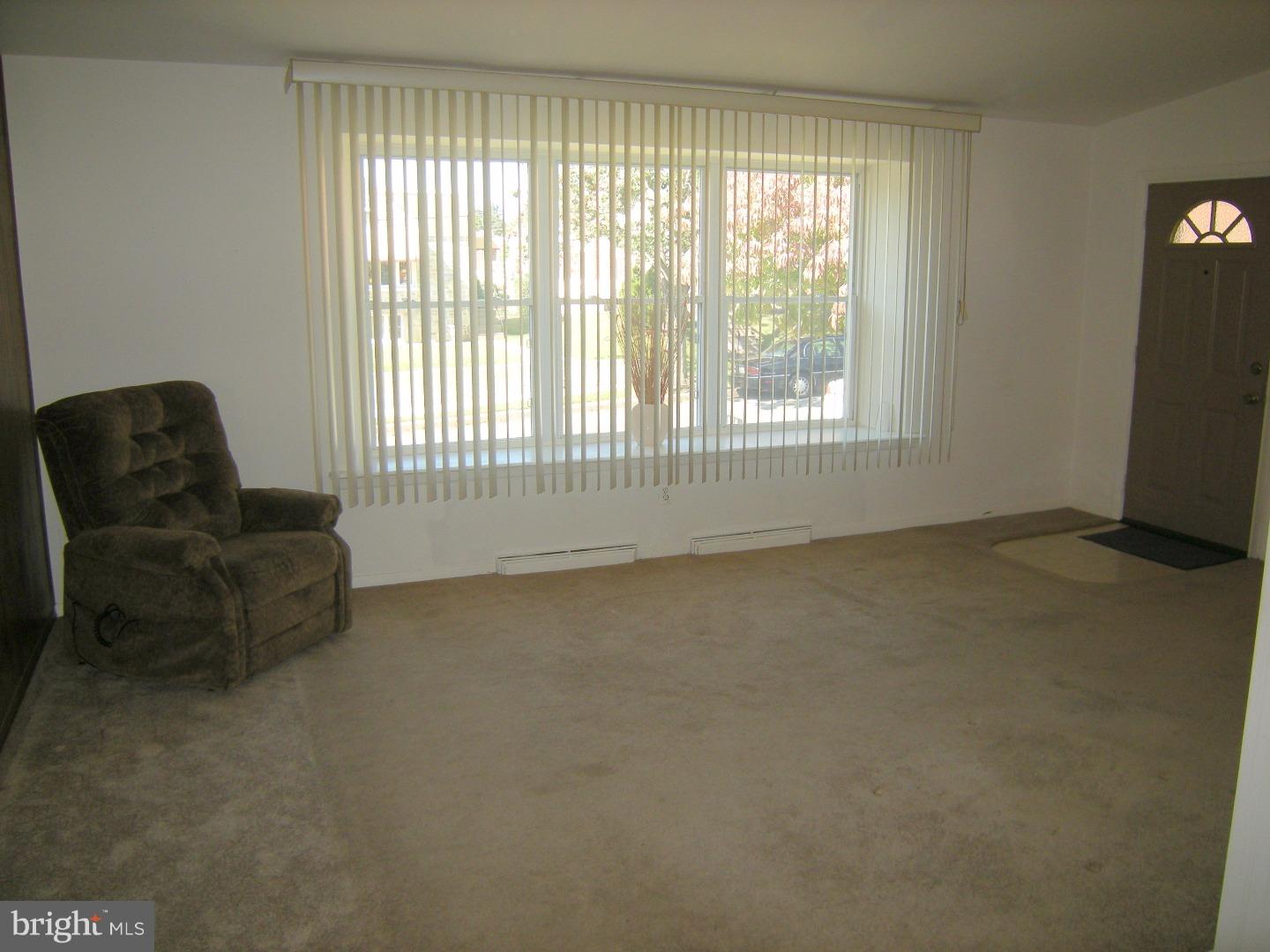 8807 Blue Grass Road Philadelphia, PA 19152 - Photo 4 of 25 Living Room