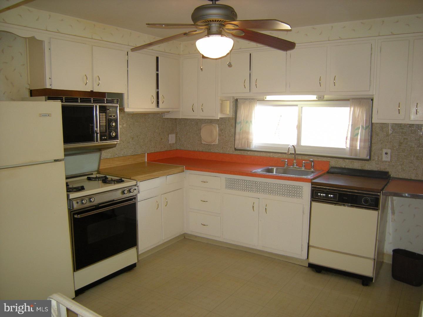 8807 Blue Grass Road Philadelphia, PA 19152 - Photo 10 of 25 Kitchen