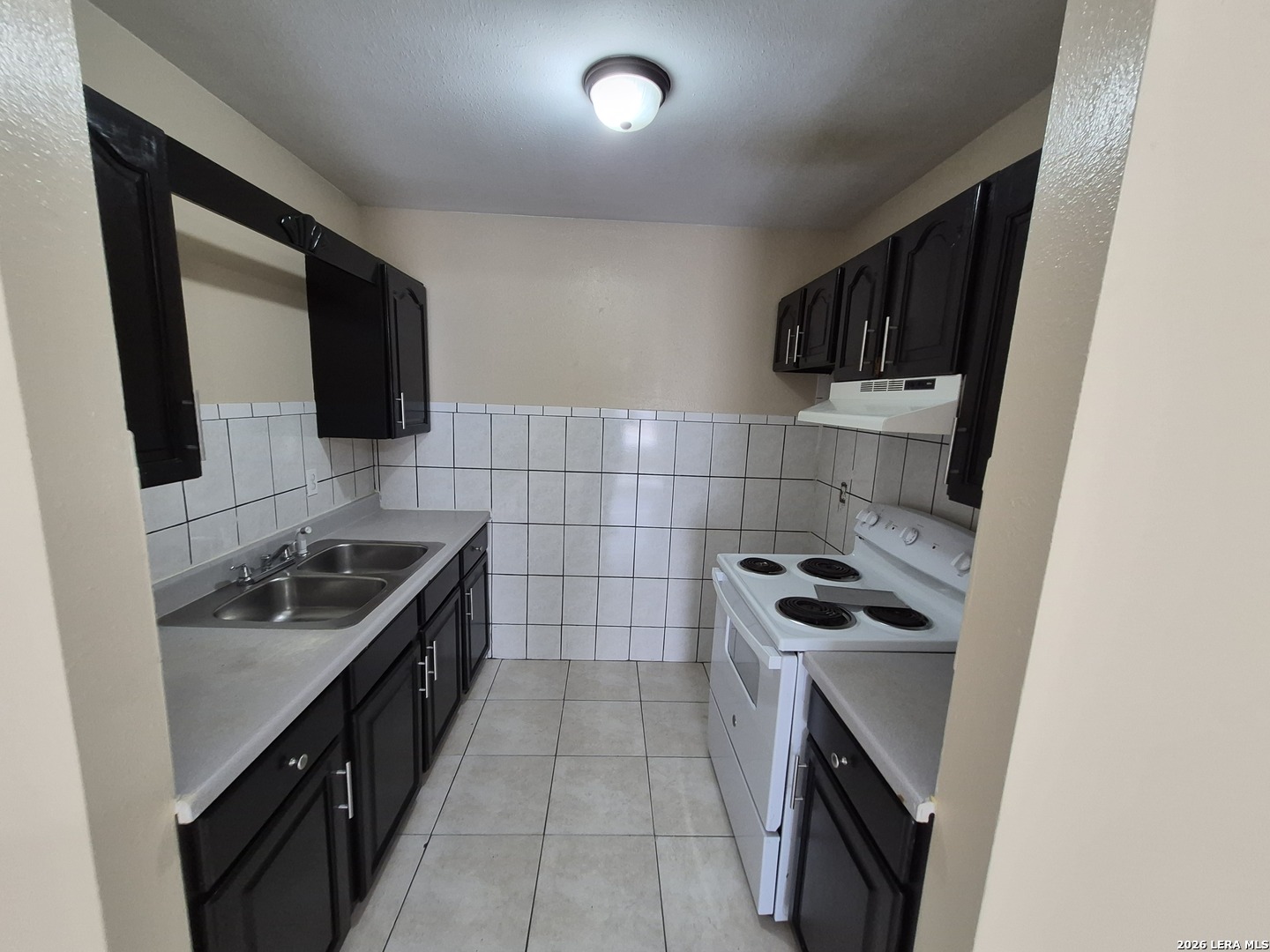 1016 Blanco Road, Unit 104 San Antonio, TX 78212 - Photo 8 of 23 a kitchen that has a sink a stove oven and a refrigerator