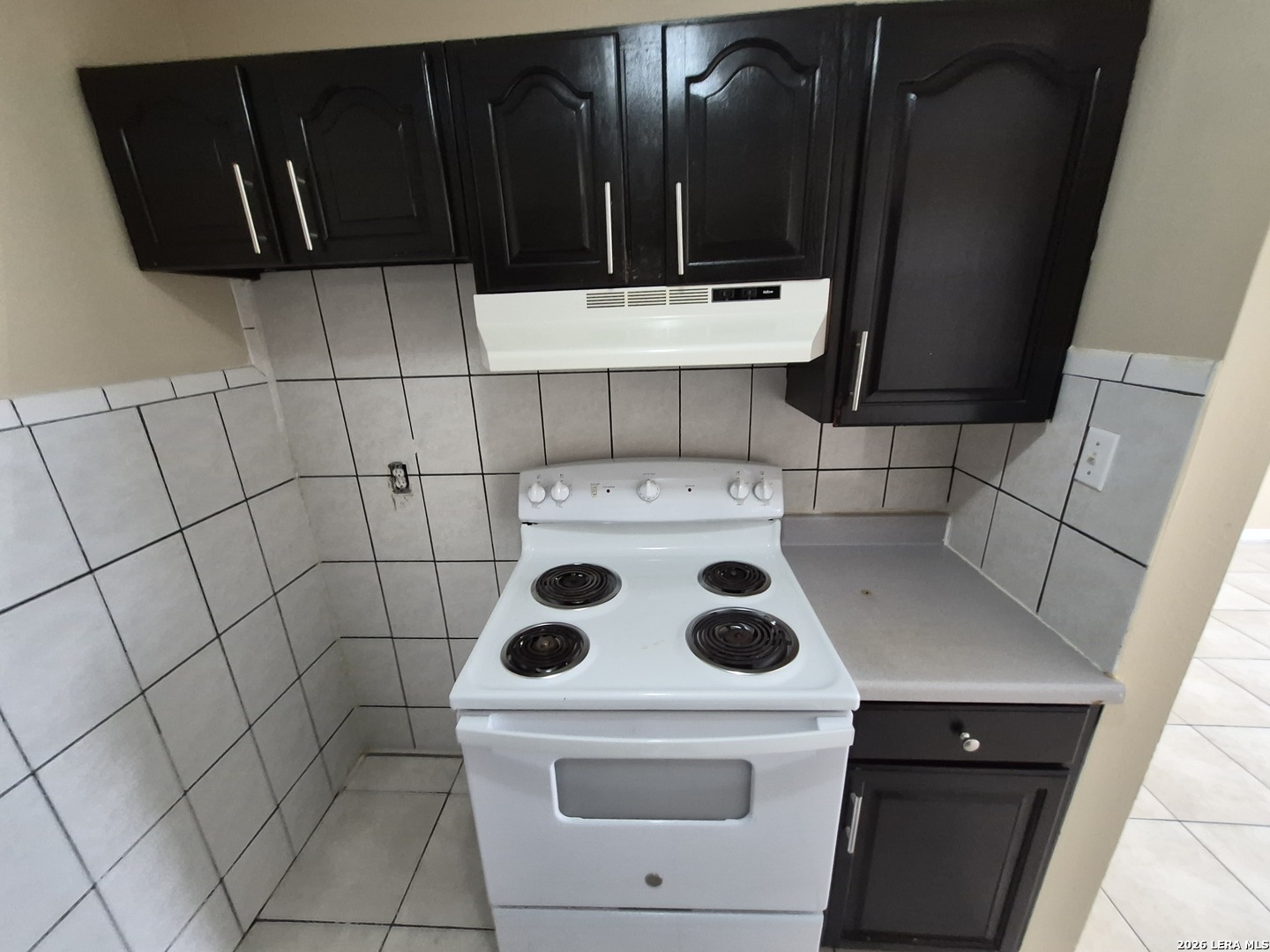 1016 Blanco Road, Unit 104 San Antonio, TX 78212 - Photo 10 of 23 a bathroom with a sink and a stove