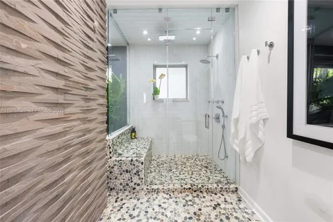 $4,140,000 | 5600 North Bayshore Drive, Miami, FL 33137