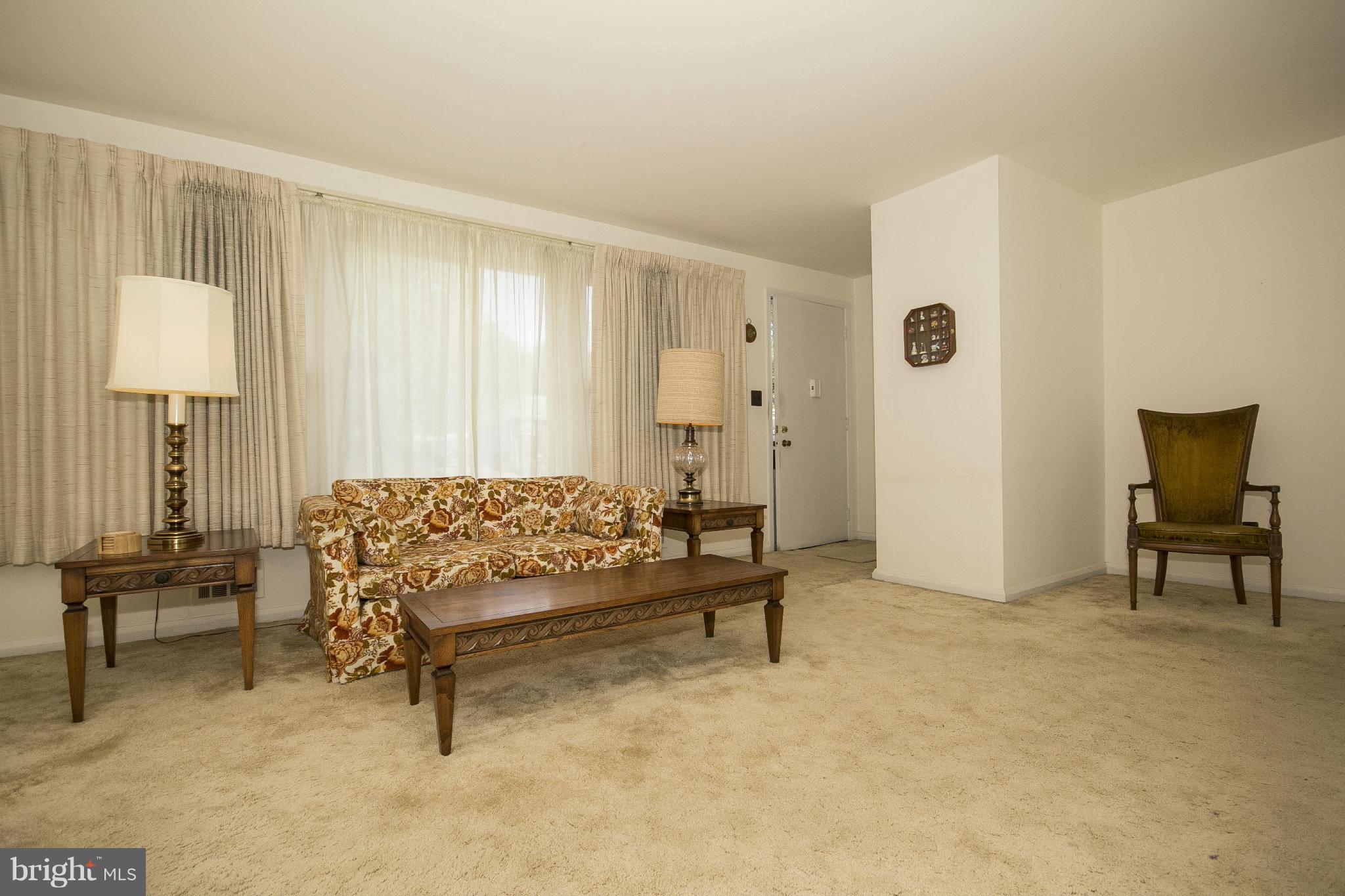 6209 Golden Ring Road Baltimore, MD 21237 - Photo 4 of 17 Living Room