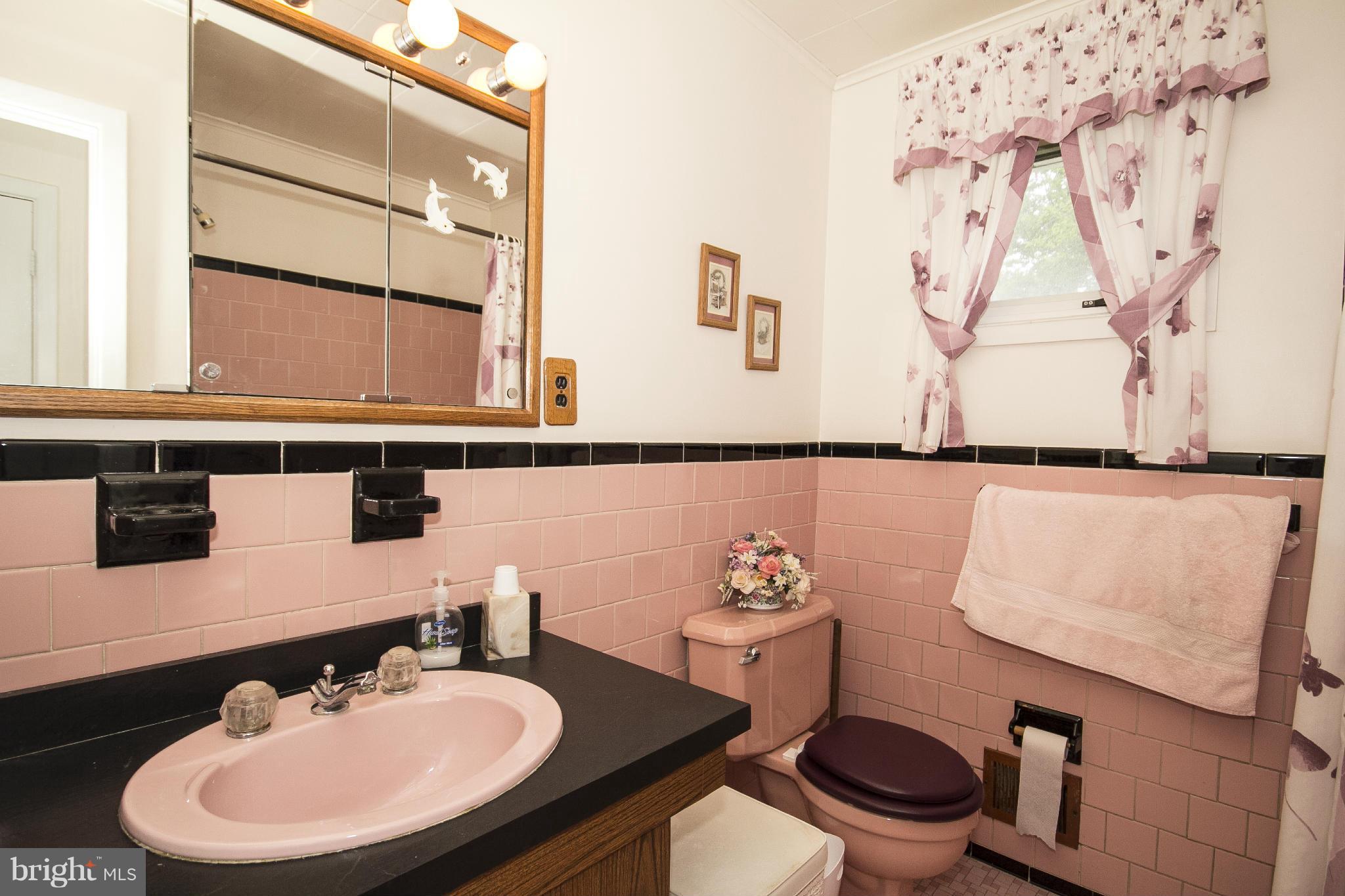 6209 Golden Ring Road Baltimore, MD 21237 - Photo 10 of 17 Bath