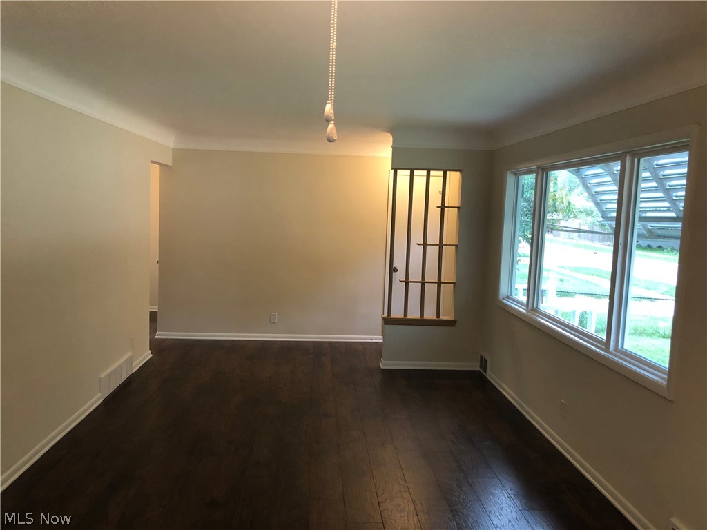 1116 Monarch Road Cleveland, OH 44121 - Photo 8 of 35