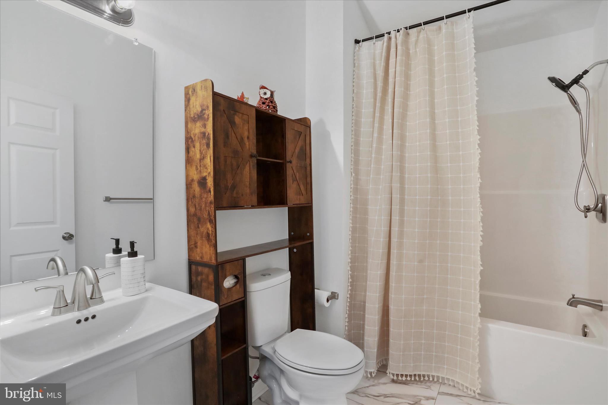 598 Crabapple Road Mount Jackson, VA 22842 - Photo 8 of 32 a bathroom with a sink toilet and shower