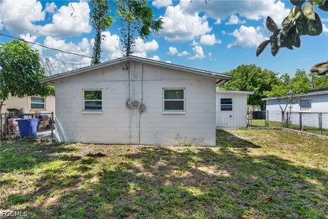 a view of a backyard