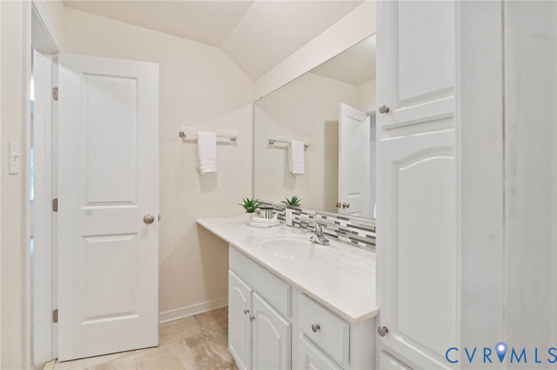 8281 Studley Road Mechanicsville, VA 23116 - Photo 43 of 50 Second floor full bathroom