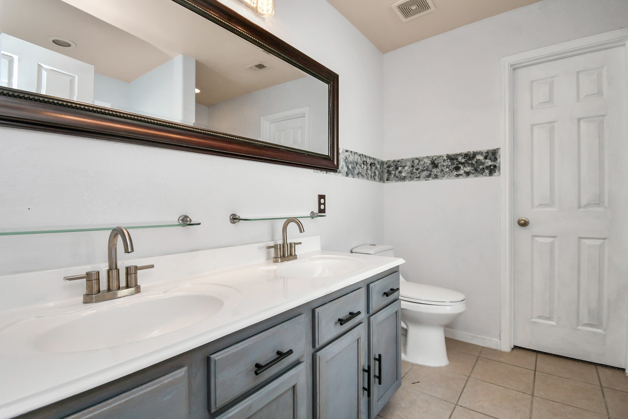1118 Desert Palms Lane Rosenberg, TX 77471 - Photo 11 of 28 a bathroom with a sink and a mirror