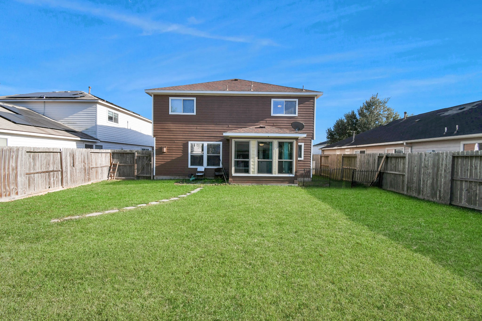 1118 Desert Palms Lane Rosenberg, TX 77471 - Photo 24 of 28 a front view of a house with a garden