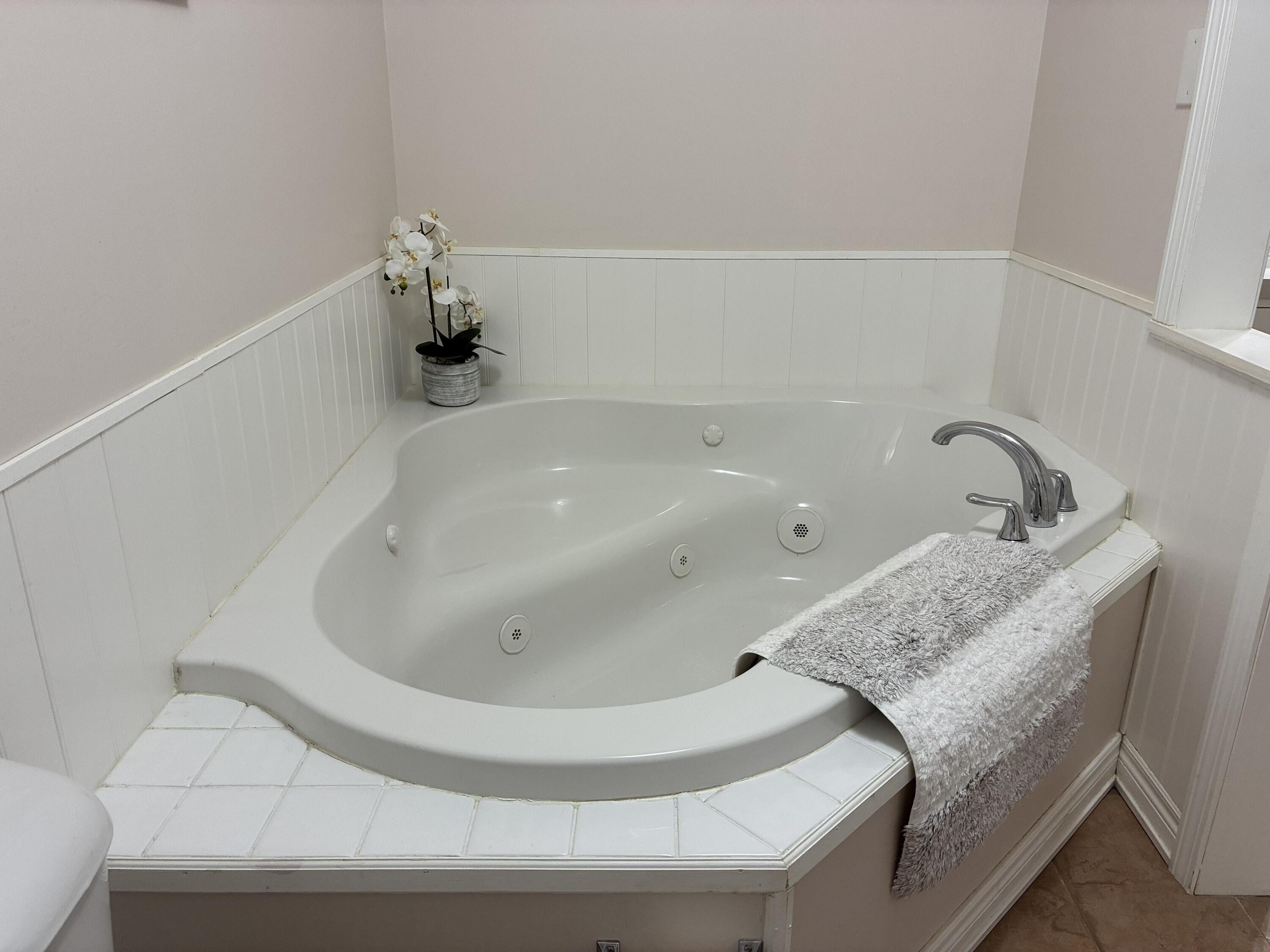 53 Sugar Way Ellsworth, ME 04605 - Photo 22 of 47 Jet tub, master bath.