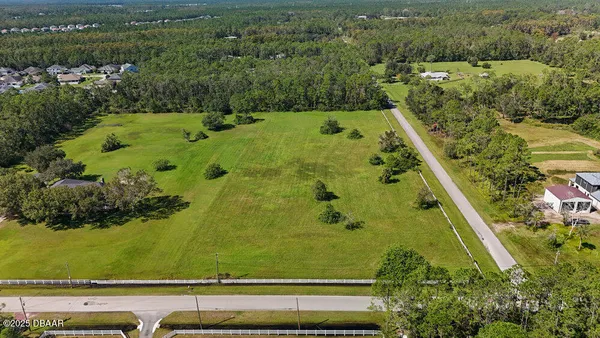 a view of a back yard