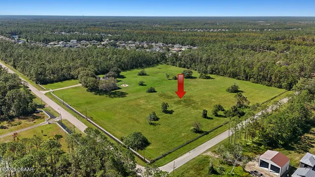 a view of a back yard