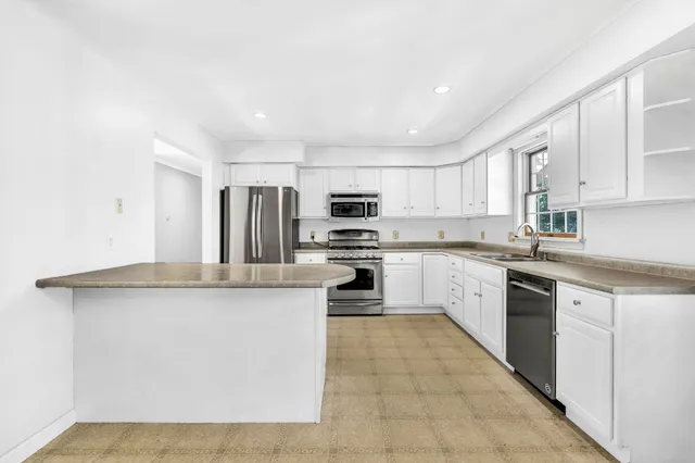 $665,000 | 19 Russell And Alice Lane, Owls Head, ME 04854