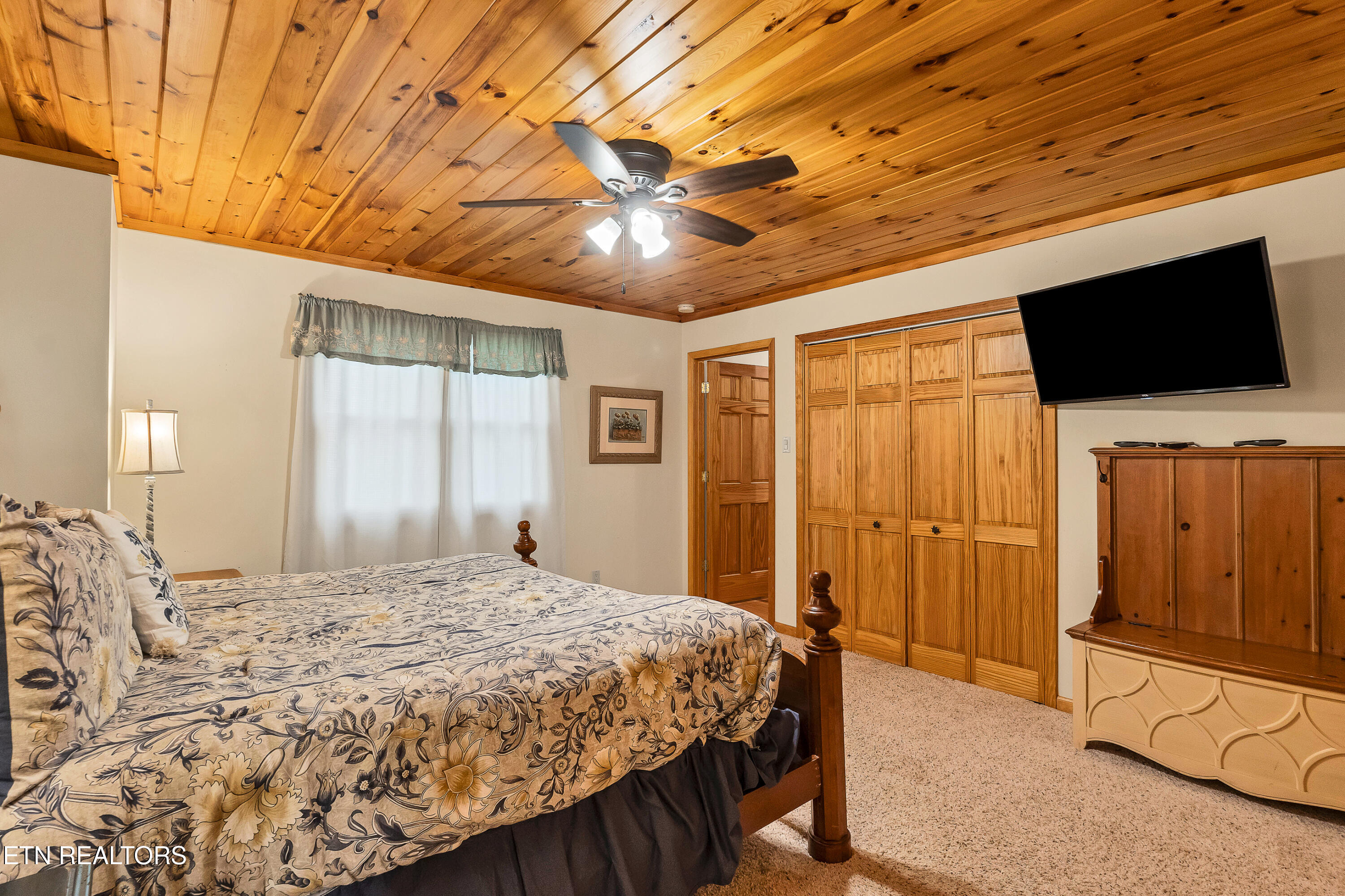 319 Rainbow Circle Townsend, TN 37882 - Photo 8 of 28 Main Level Bedroom
